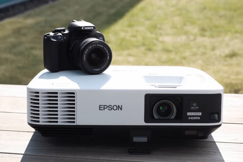 epson-eb-2250u-und-canon-kamera