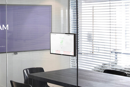 Crestron-TSW-Touchpanel-Besprechungsraum-Raumbuchung